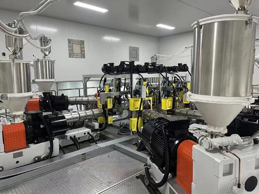 kaufen Hochleistungsmaschinen für die Extrusion von PP-Thermoformblättern mit 300-1000 kg/h Leistung, 0,2-1,5 mm Dicke und 800-1500 mm Breite online manufacture