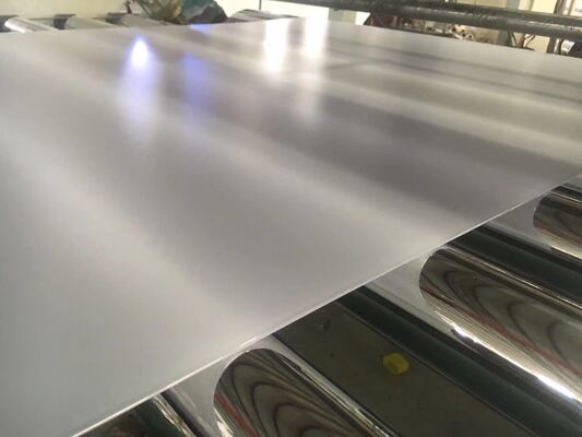 kaufen PC-Vollblech-Extrusionslinie 600 kg/h mit 0,125–3 mm Dicke und Einzelschnecken-Design für Endurance-Platten online manufacture